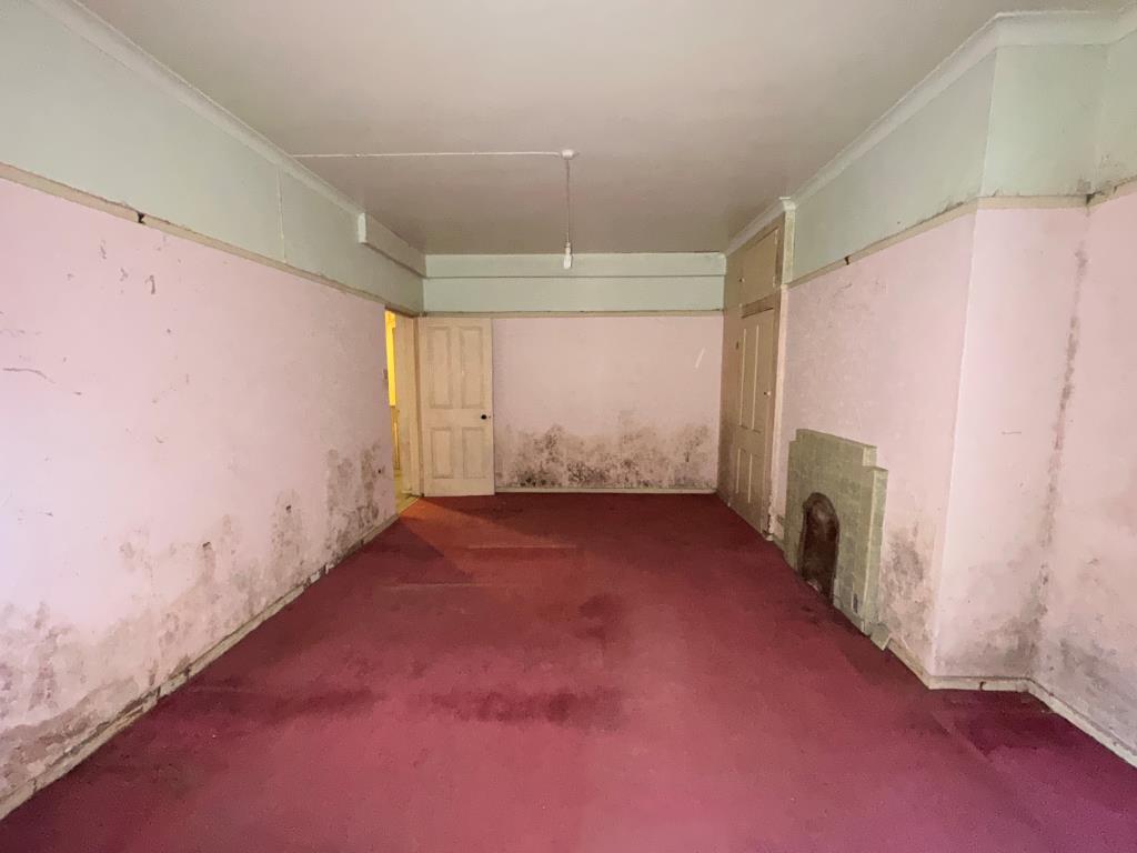 Lot: 149 - GARDEN FLAT FOR REPAIR AND REFURBISHMENT - Main Bedroom